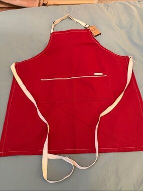 Red Canvas Kitchen Apron with Pockets - sur la table